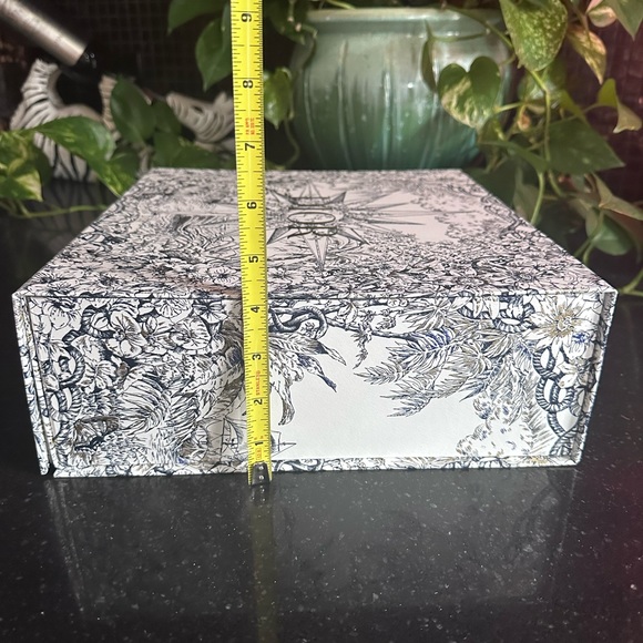 Dior gift box with tissue. Excellent condition. No signs of wear and tear. - Picture 4 of 6